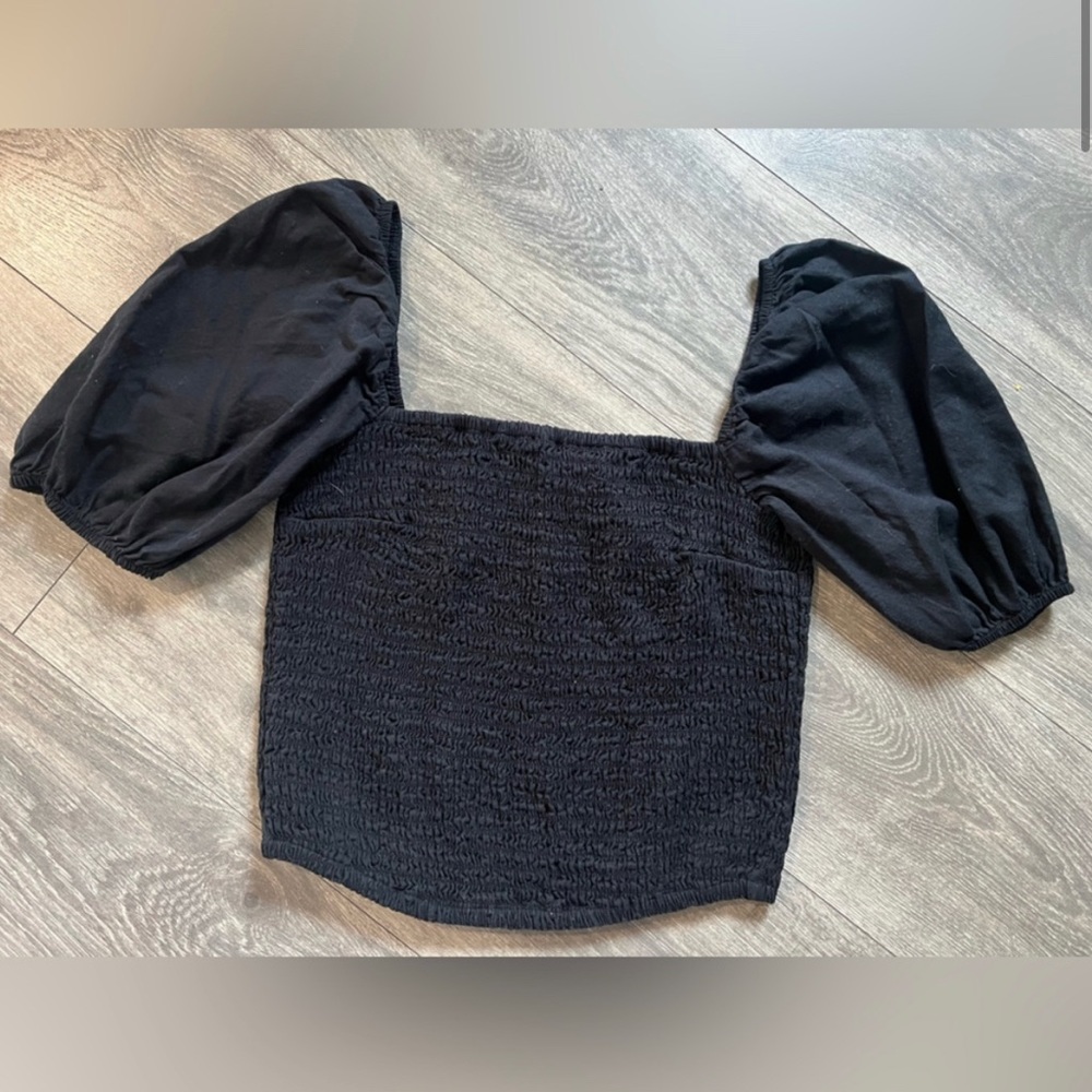 Abercrombie smocked puff sleeve peasant top.
Size M